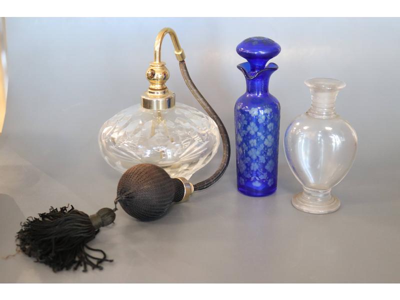 FLACON A PARFUM en cristal taillé et sa poire...