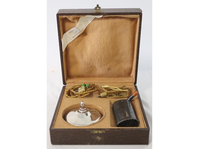 ENSEMBLE DE MATERIEL MEDICAL comprenant quatre...