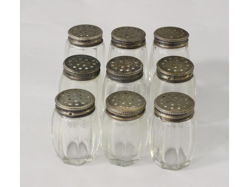 SUITE DE NEUF PETITES SALIERES en cristal...