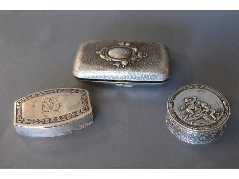 TROIS PETITES BOÎTES en argent, une de forme...