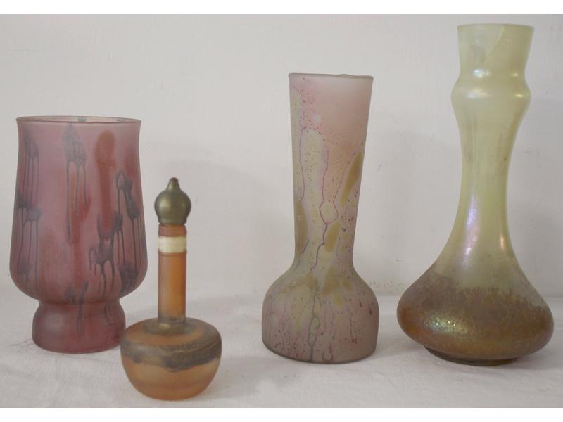 TROIS VASES et UN PETIT FLACON en verre souflé...