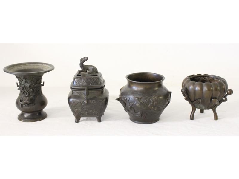 QUATRE PETITS VASES OU BRÛLE-PARFUM en bronze,...