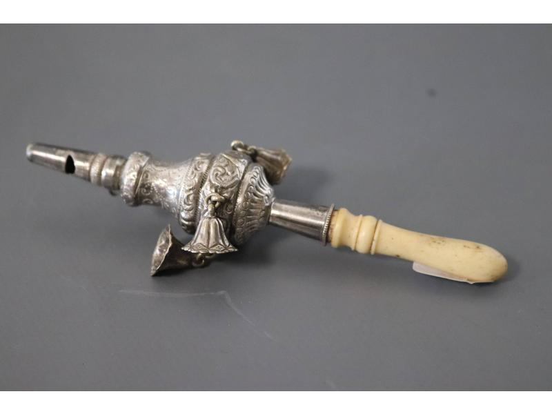 HOCHET-SIFFLET en argent gravé à quatre clochettes,...