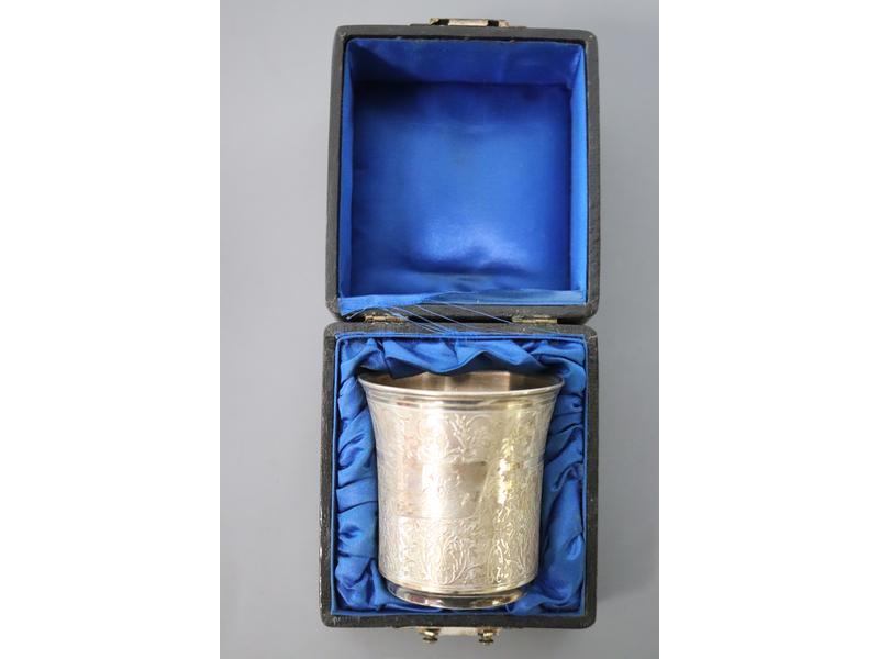 TIMBALE gobelet en argent à décor de rinceaux...