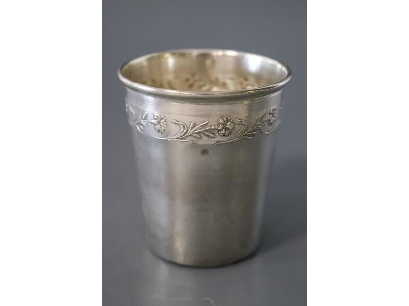 TIMBALE gobelet en argent à décor d'une frise...