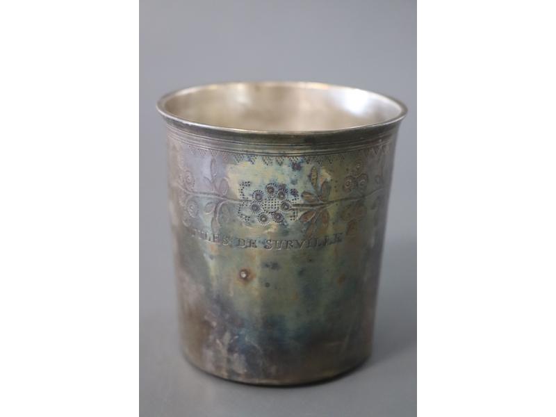 TIMBALE gobelet en argent gravée d'une frise...
