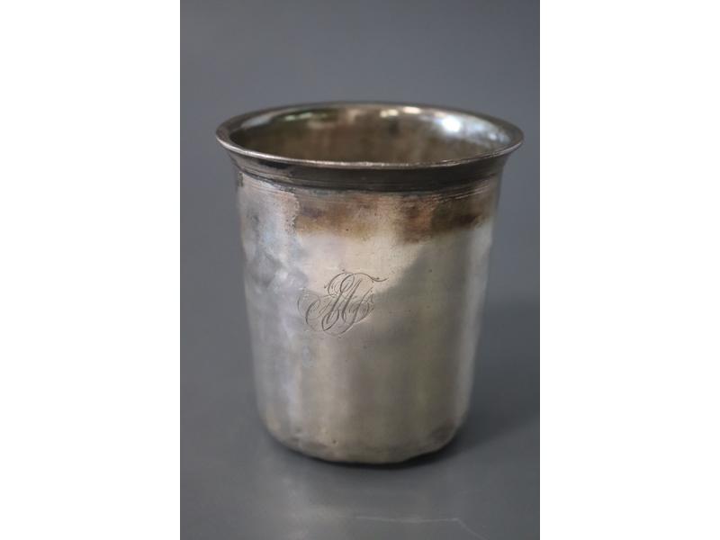 TIMBALE gobelet en argent uni à col, chiffrée...