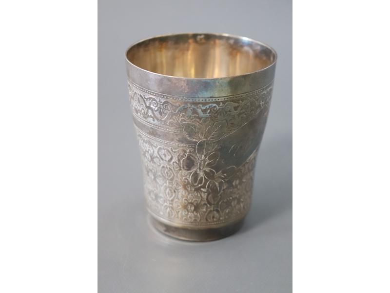 TIMBALE balustre en argent à décor de rinceaux...