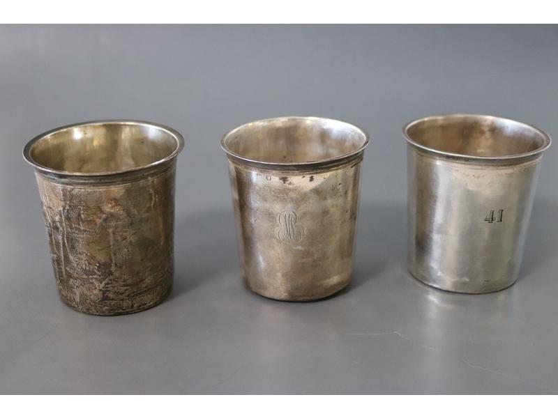 TROIS TIMBALES gobelets en argent uni à col,...