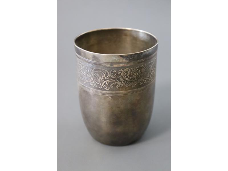 TIMBALE gobelet en argent uni à frise de...