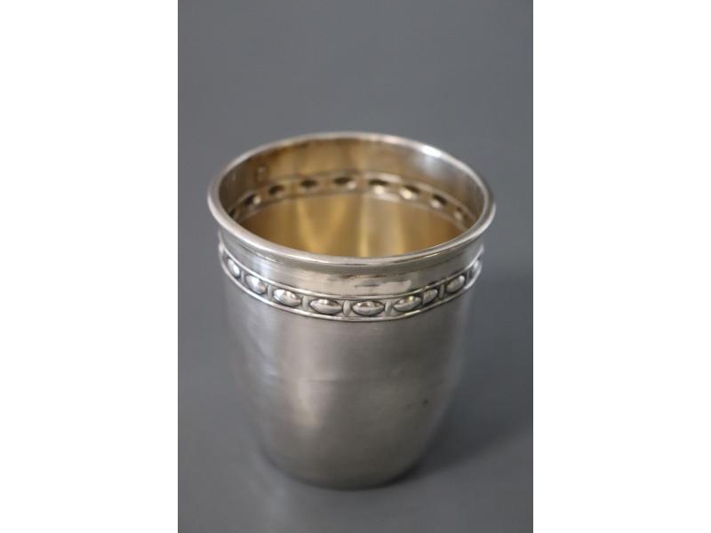 TIMBALE gobelet en argent uni à frise en...