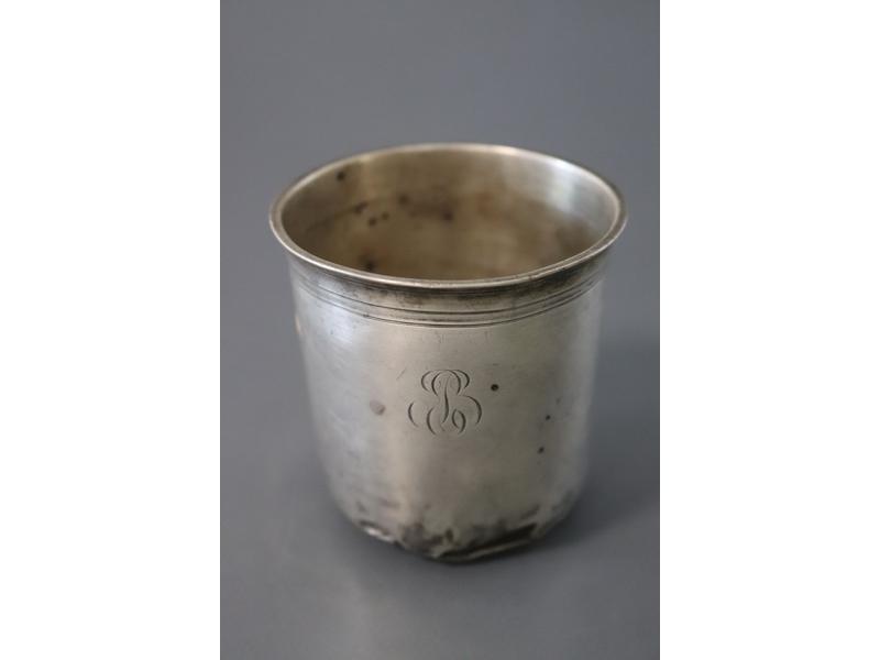 TIMBALE gobelet en argent uni à col, chiffré...