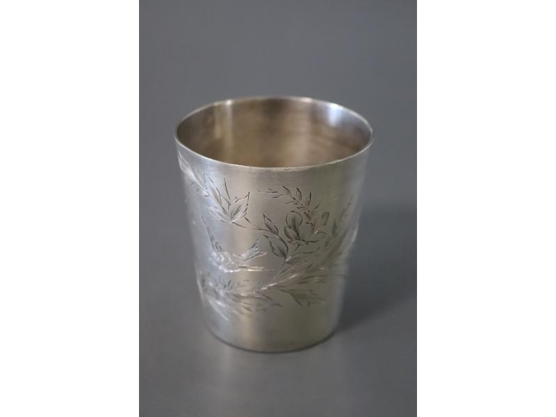 TIMBALE gobelet en argent uni à décor gravé...