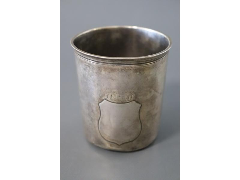 TIMBALE gobelet en argent uni à col, appliqué...