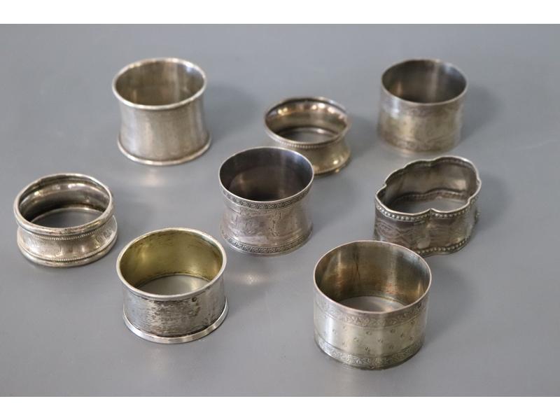 HUIT RONDS DE SERVIETTE en argent, différents...