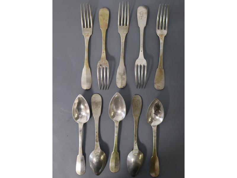 CINQ COUVERTS en argent modèle uni plat,...