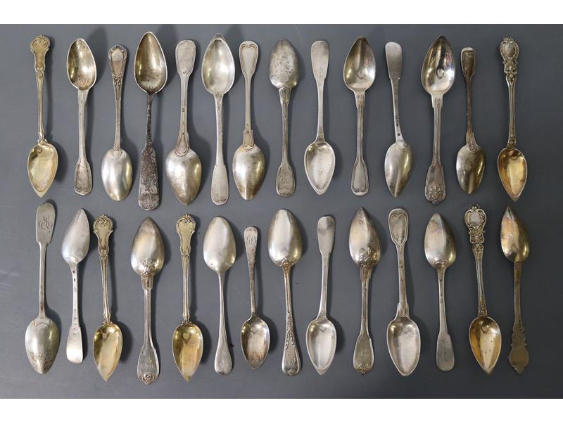 VINGT-HUIT PETITES CUILLERES en argent d...