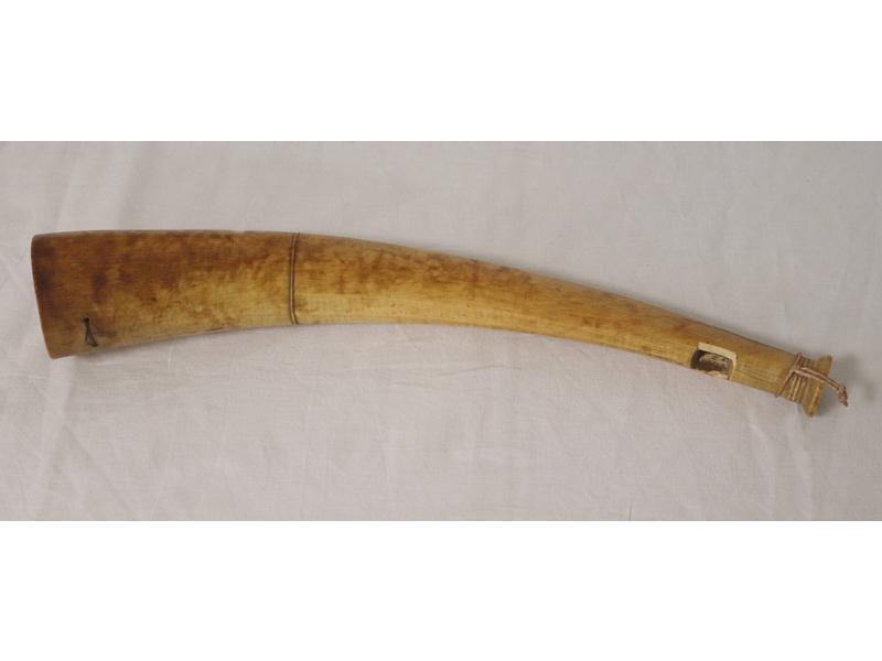 SHOFAR en ivoire, à légers pans et sculpté...