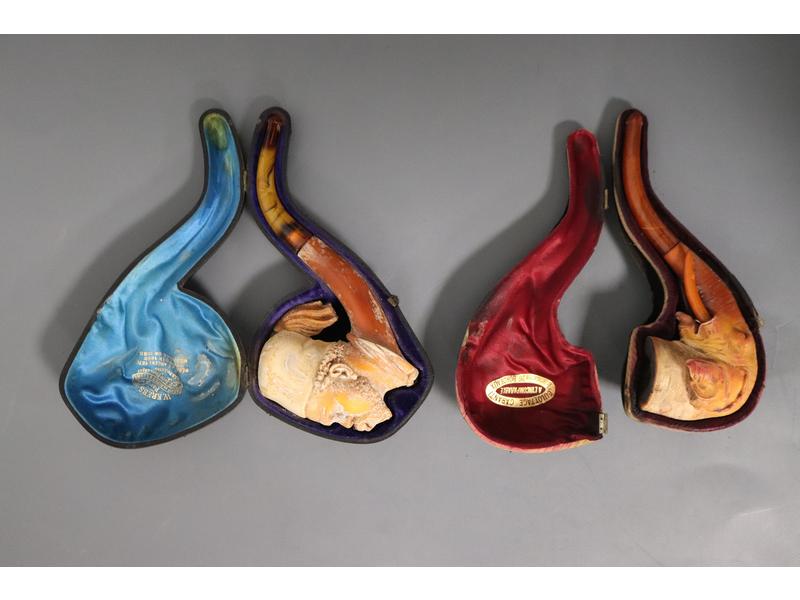 DEUX PIPES en écume sculptée et ambre l'une...