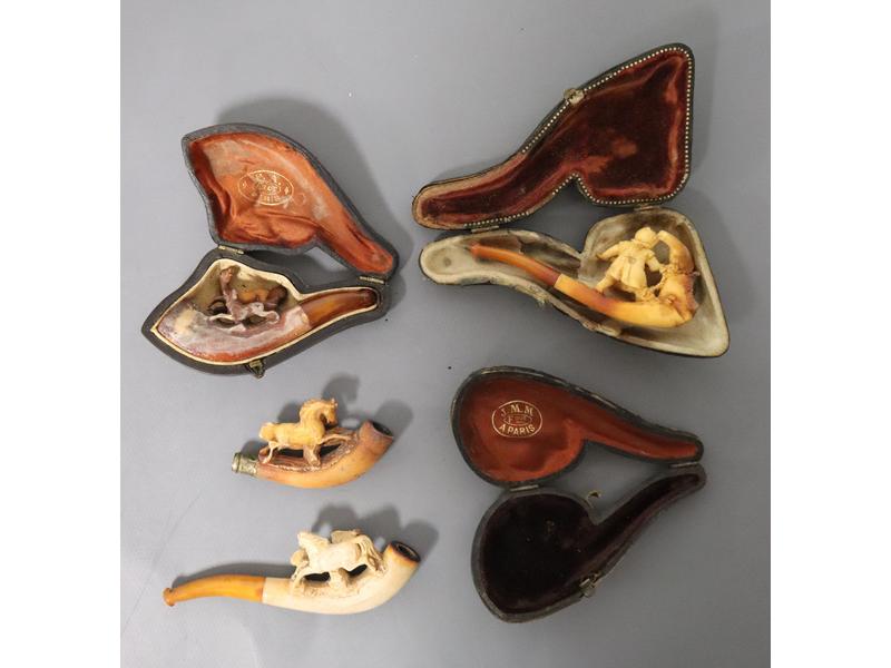 QUATRE PIPES en écume sculpté à décor de...