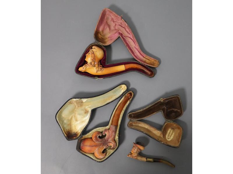 TROIS PIPES en écume sculptée à décor de...