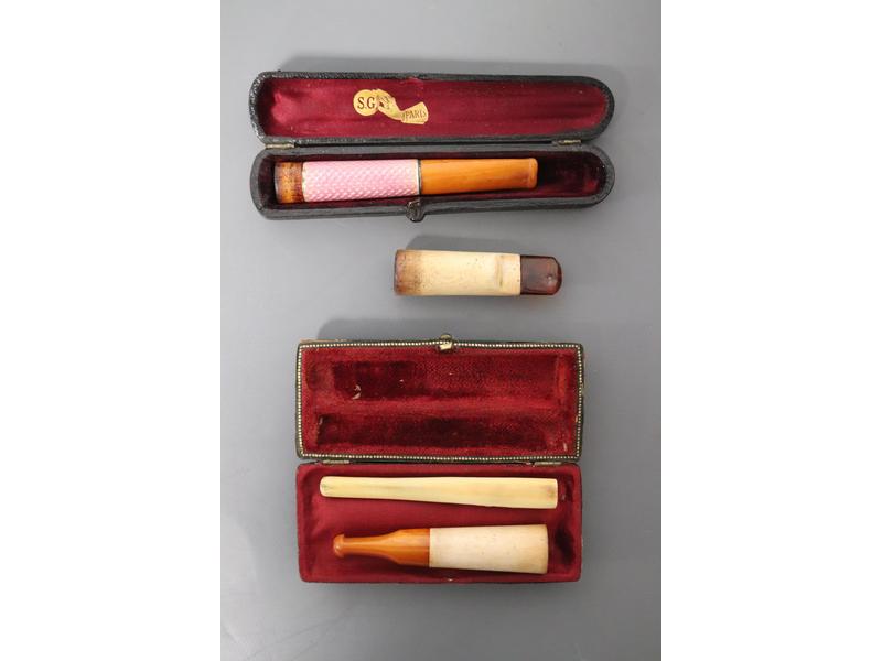 QUATRE PORTE-CIGARETTES en ivoire, ambre...