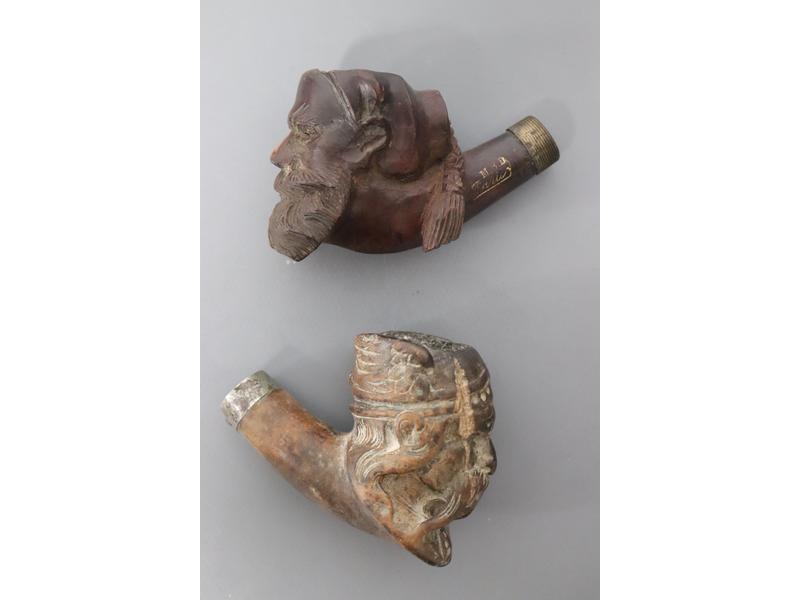 DEUX FOYERS DE PIPES en bois sculpté représentant...