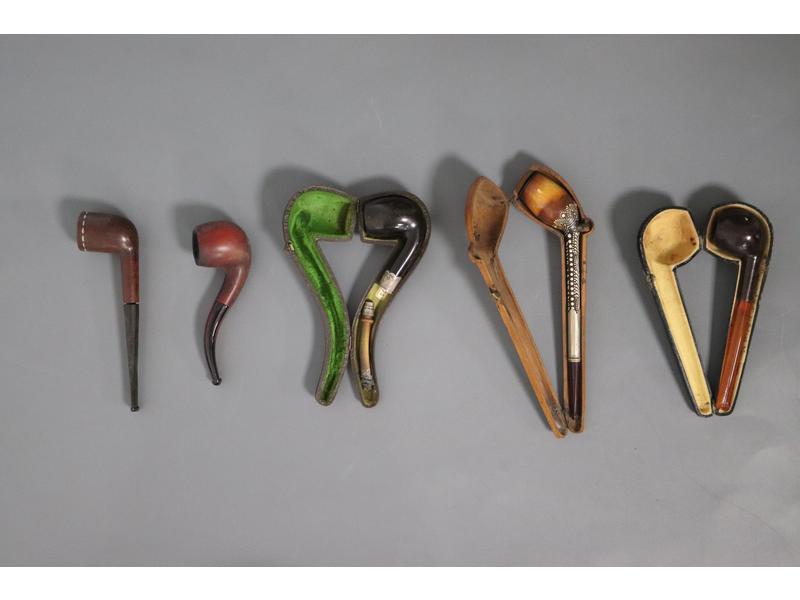 CINQ PIPES en bois sculpté et ambre, l'une...