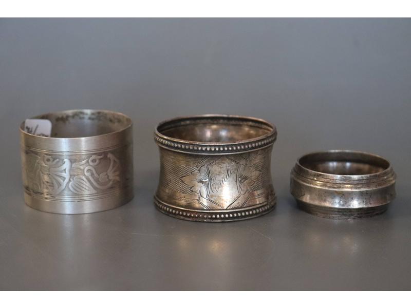 TROIS RONDS DE SERVIETTES en argent de modèle...