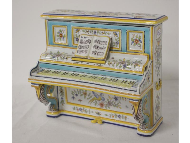 BOITE en forme de piano droit "La Marcotte"...
