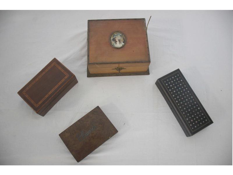 BOITE A BIJOUX rectangulaire en placage d'acajou,...