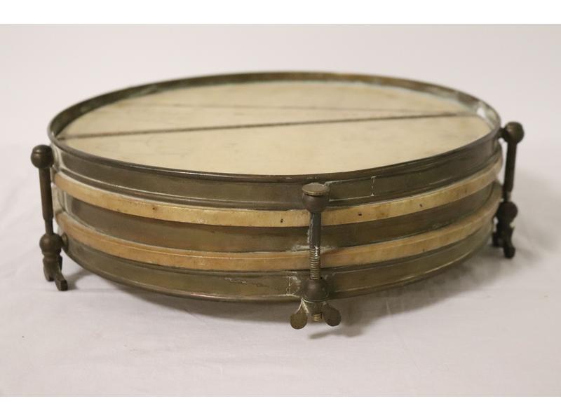 TAMBOURIN en laiton doré et peau.