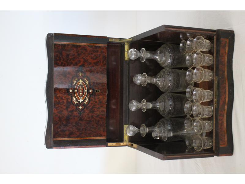 CAVE A LIQUEUR en placage de loupe et acajou...