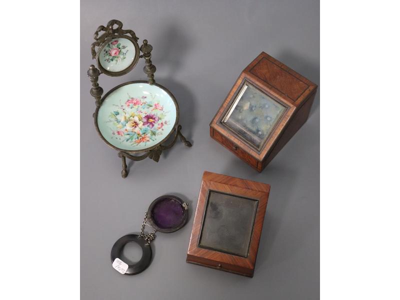 LOT DE CINQ PORTE-MONTRES en placage de loupe,...