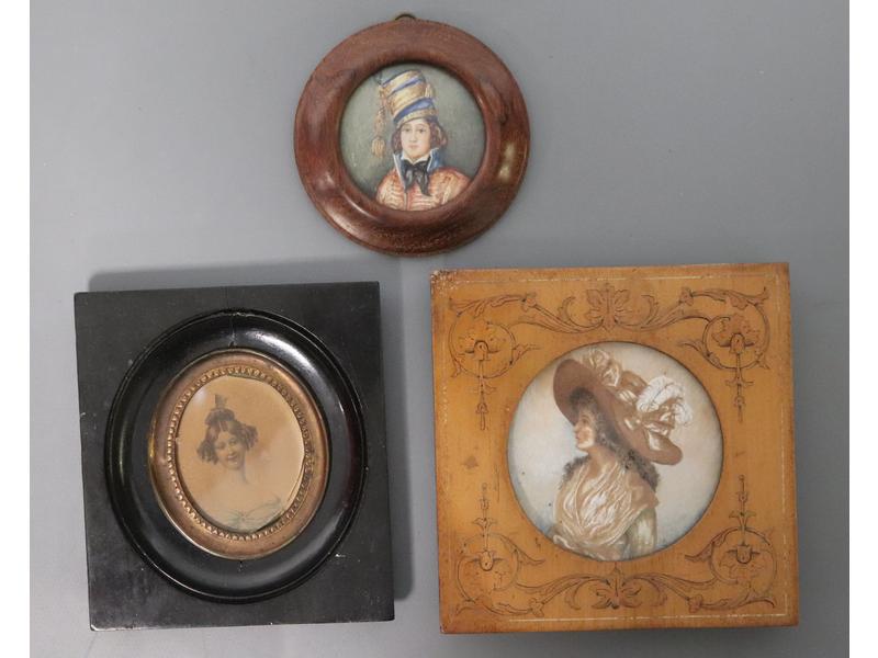 TROIS MINIATURES sur papier représentant...