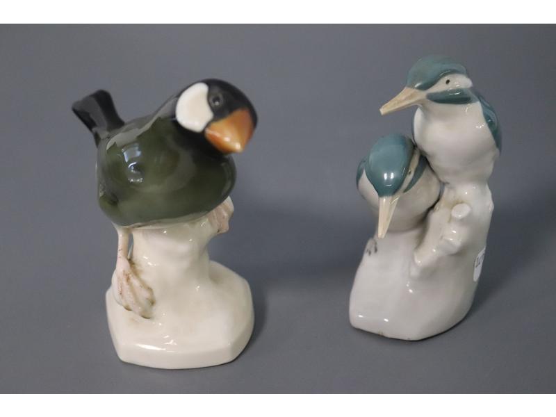 TROIS SCULPTURES en porcelaine polychrome...