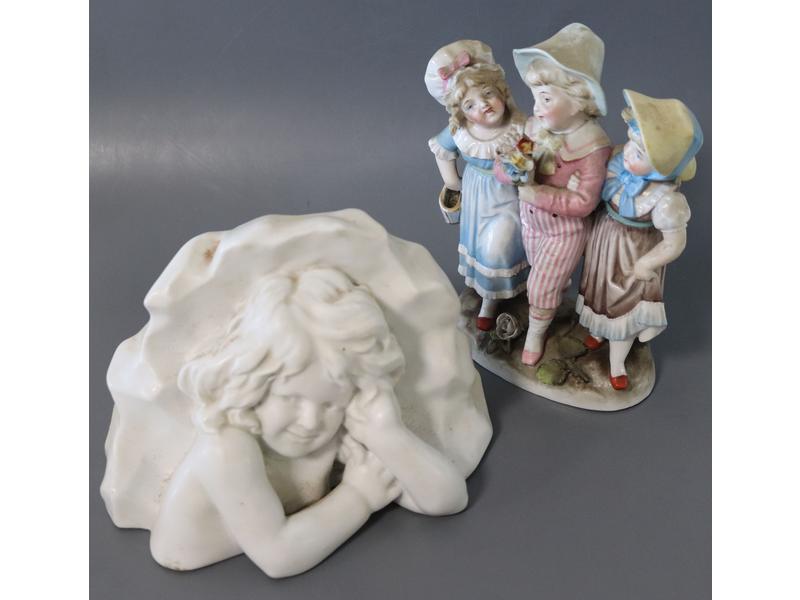 GROUPE DE TROIS ENFANTS en porcelaine polychrome...
