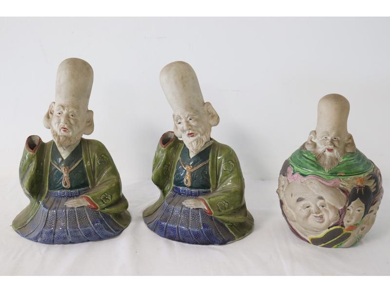 PAIRE DE PERSONNAGES TYPE MAGO en grès polychrome...