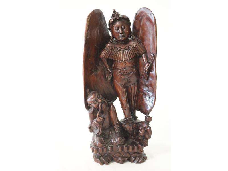 DIVINITE à deux ailes avec sage assis à ses...