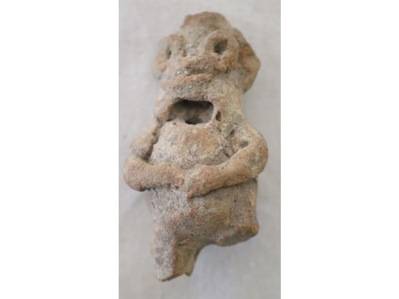 FIGURINE en terre cuite, antropomorphe.