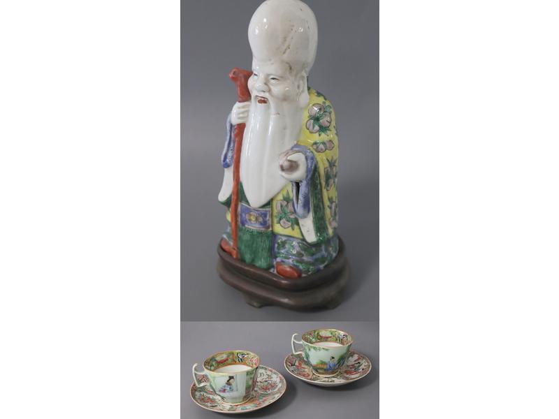 PAIRE DE TASSES et PAIRE DE SOUS-TASSES en...
