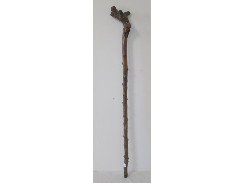 CANNE monoxyle en bois à poignée sculptée...