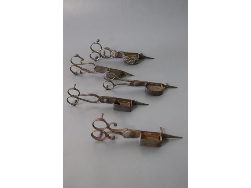 CINQ MOUCHETTES en métal fer bronze et laiton....