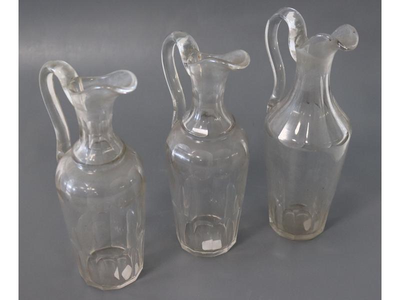 TROIS CARAFONS à condiments de modèle proche...