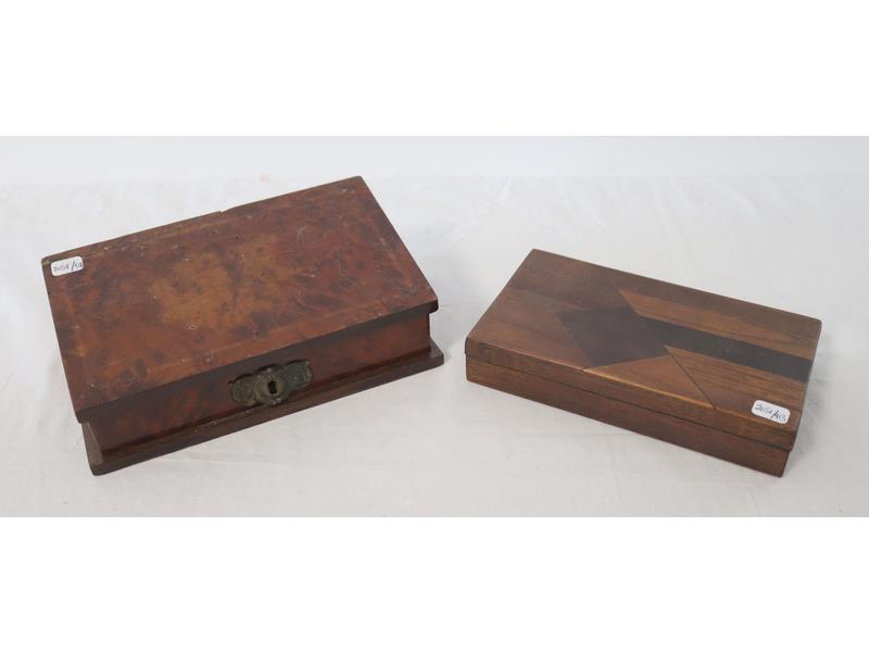 DEUX BOITES A TIMBRES rectangulaire l'une...