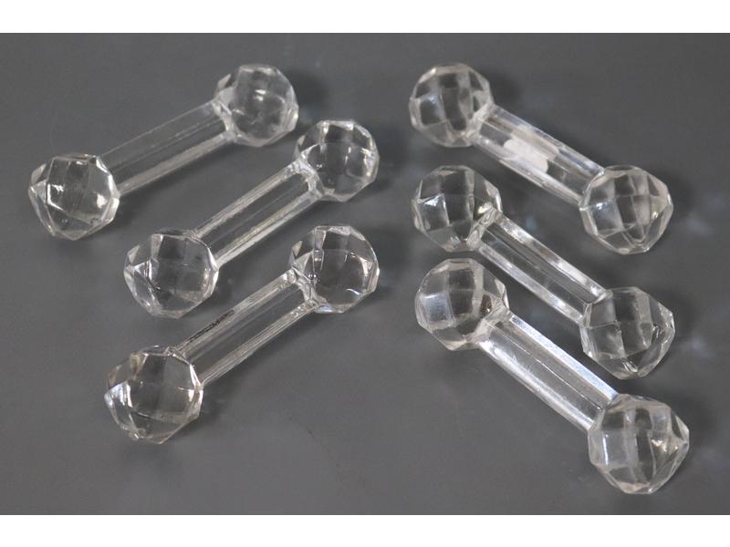 SIX PORTE-COUTEAUX en verre taillé à côtés...