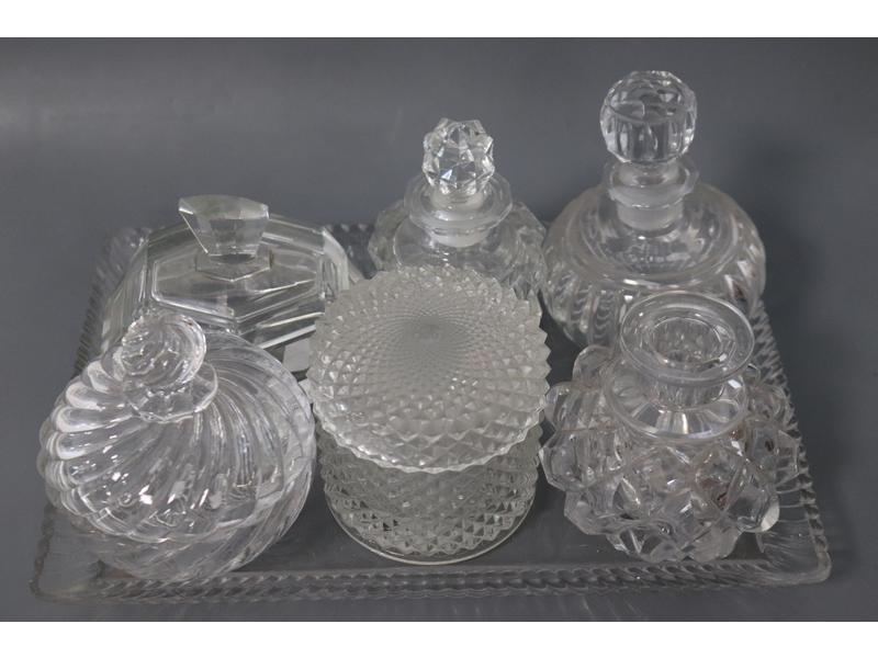 ENSEMBLE DE SIX FLACONS ET BOÎTES DE TOILETTE...