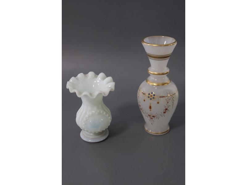 DEUX PETITS VASES en opaline l'un de forme...