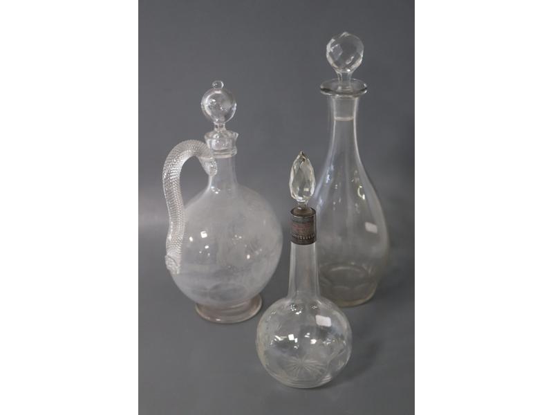 TROIS CARAFES à alcool en verre et cristal...