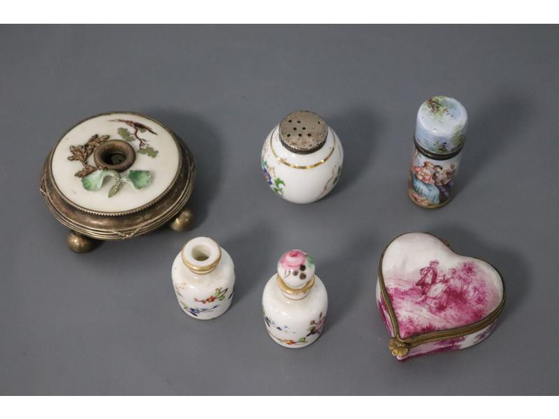 LOT MINIATURE en porcelaine polychrome comprenant...